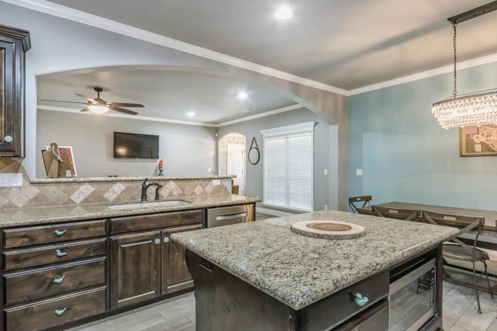 Cheerful 3 Bedroom Home, King Bed, 10 Min From Palo Duro Canyon, Fireplace, Washer Dryer Eksteriør bilde